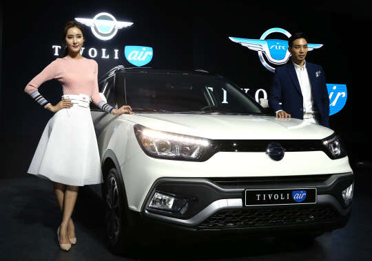 쌍용자동차가 소형 스포츠유틸리티차량(SUV) 티볼리의 상품성을 보강한 '티볼리 에어'를 출시, 8일 오전 모델들이 서울 반포 세빛섬에서 신차를 선 보이고 있다. 720ℓ의 여유로운 적재 공간을 자랑하는 티볼리 에어 판매 가격은 ▲AX(M/T) 1천949만원 ▲AX(A/T) 2천106만원 ▲IX 2천253만원 ▲RX 2천449만원이다.
